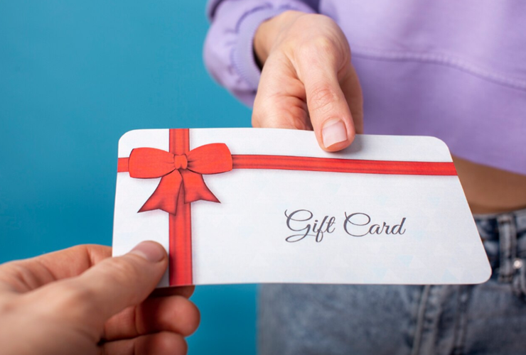 상품권을 건네주는 남자