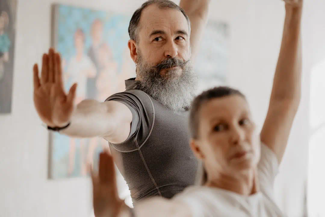 운동을하고있는 노인부부의 모습