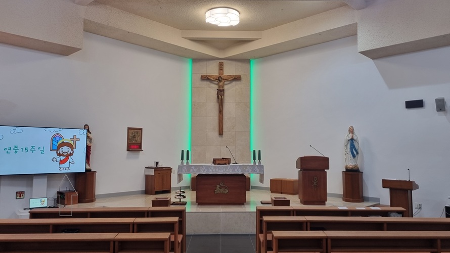 충주 계명성당 성전 안 제대, 제단, 십자고상, 성모상, 감실 사진