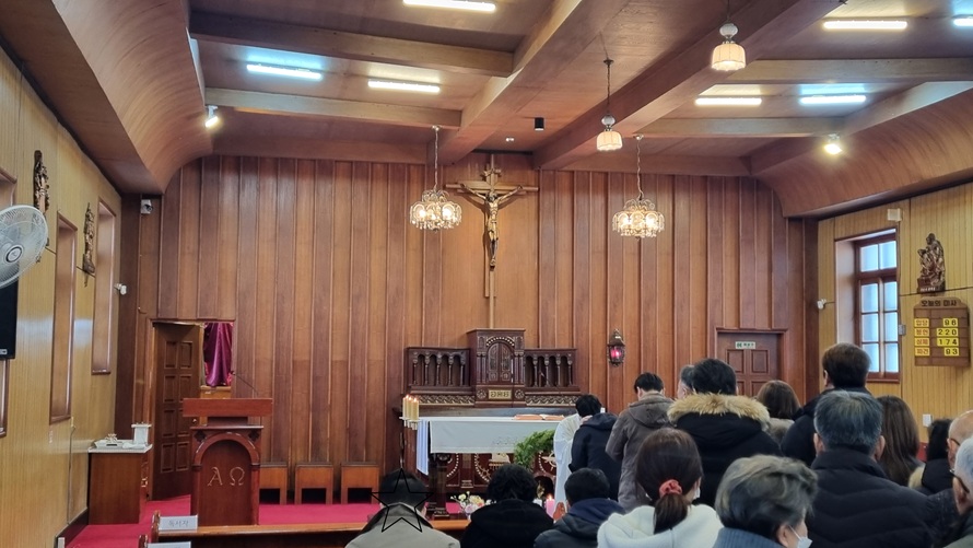 안성 미리내 성 요셉 성당 성전 안 십자가의길, 제대, 제단, 십자고상, 감실 사진