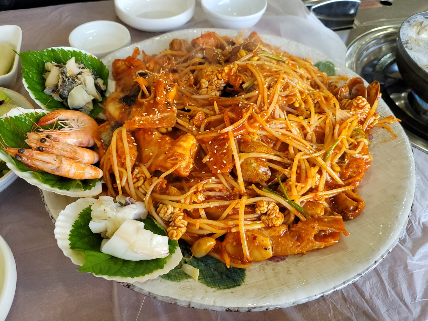 콩나물과 아구살이 버무려져 있는 사진