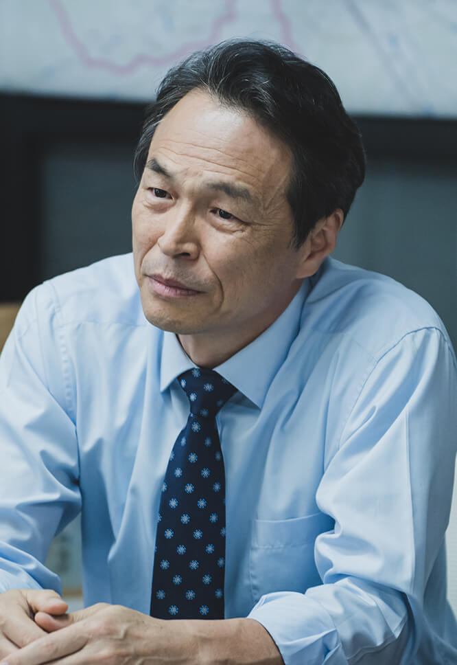 책상에 앉아 있는 이양희