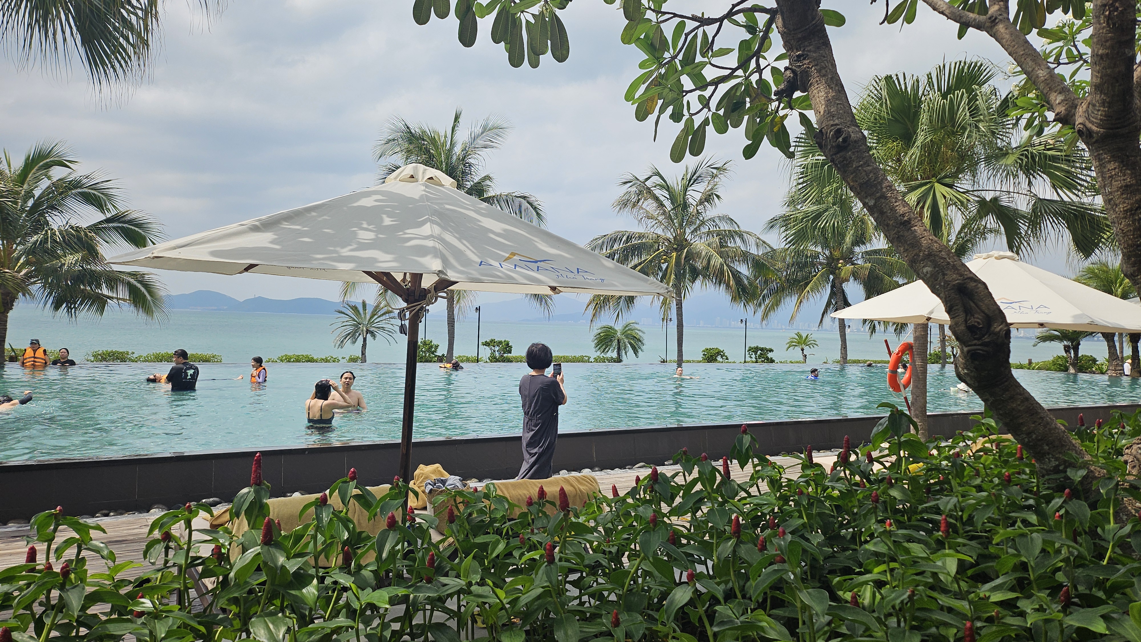 레스토랑 앞 수영장