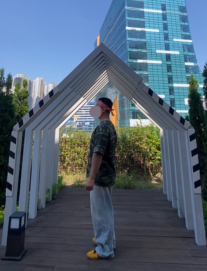 데일리룩('26. 5. 30.)더 노스페이스 반다나 페이즐리 오렌지, 벤힛 카모 카모플라쥬 반팔 티셔츠, 에러스익셉티드 연청 데님팬츠, 컨버스 올스타 클래식 트레이너 옥스 스웨이드