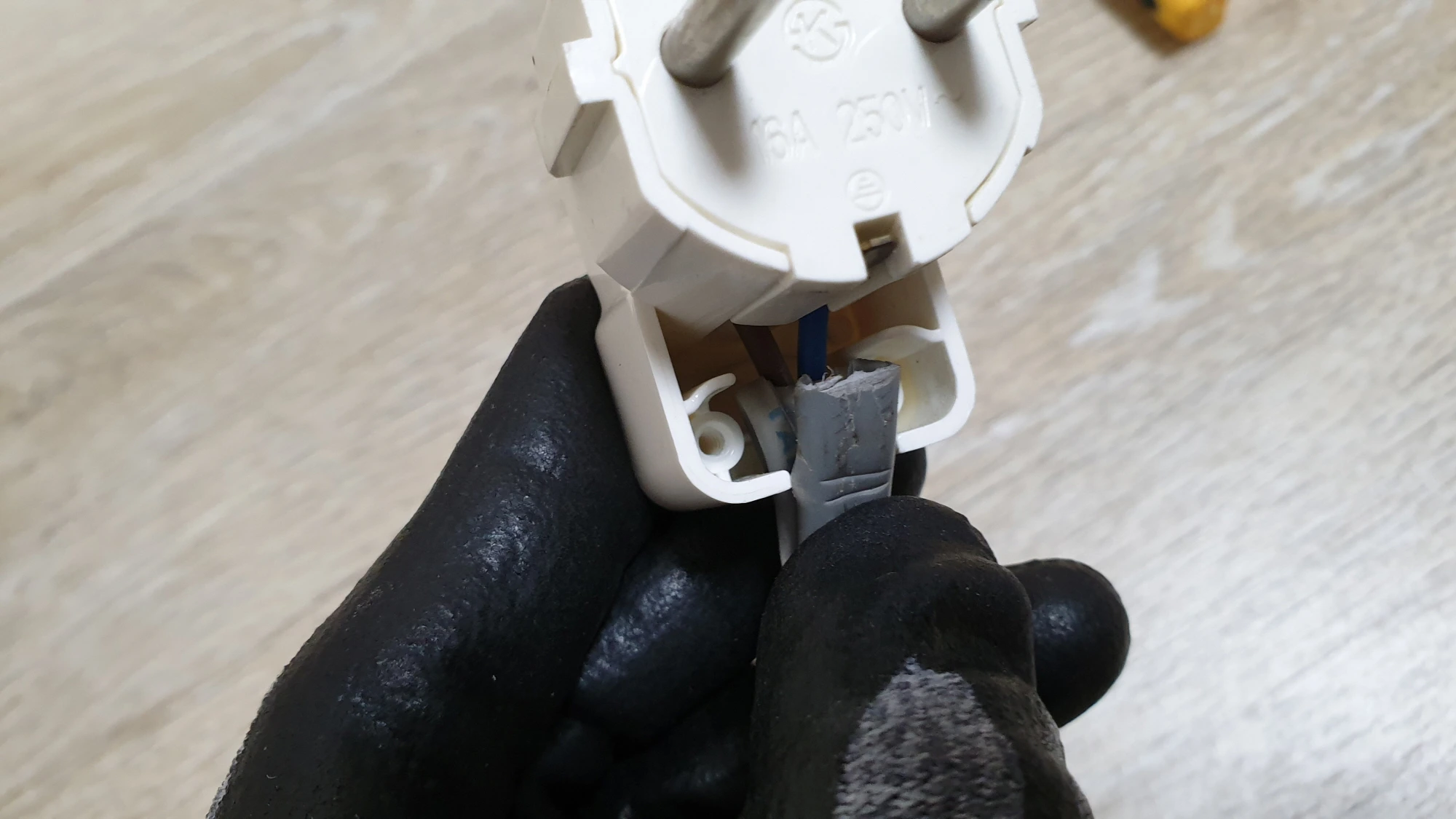 콘센트 전선 고정하는 방법