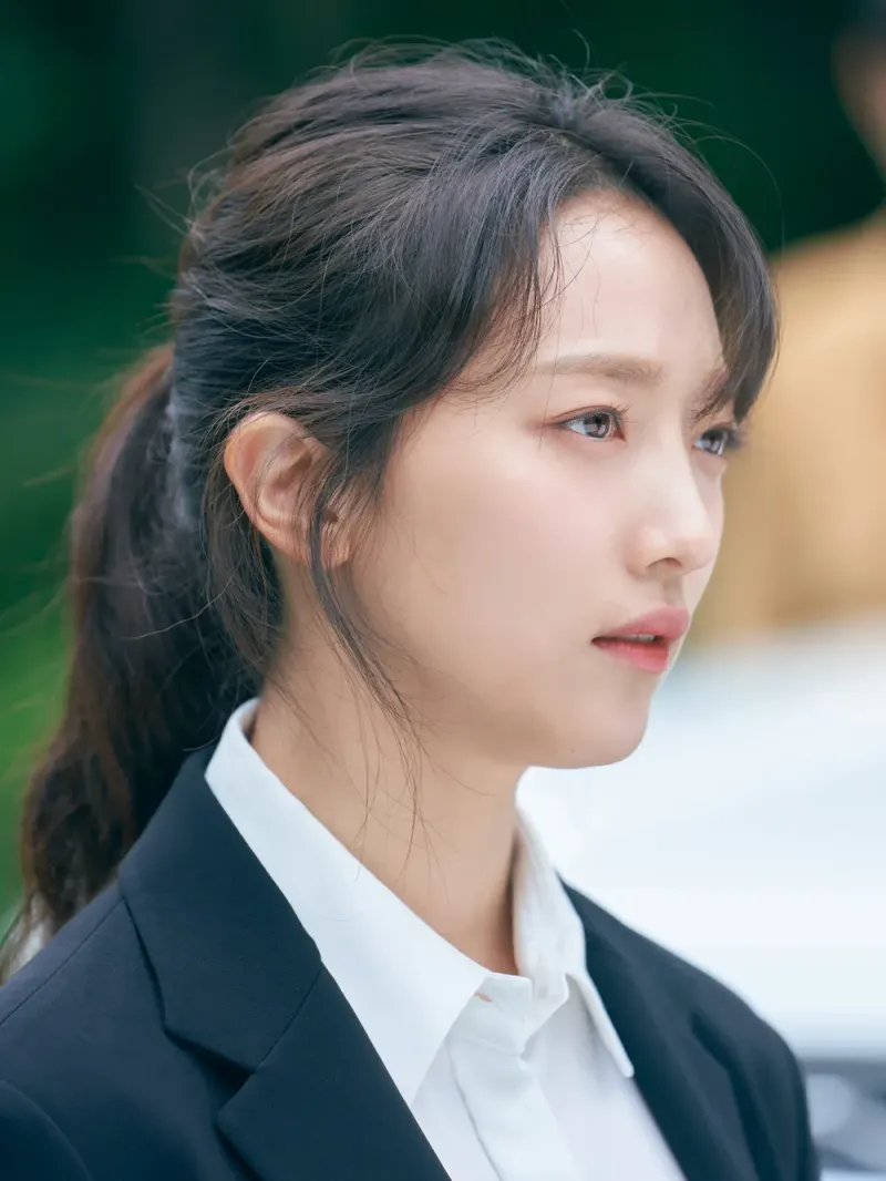 검은 정장을 입고 머리를 뒤로 묶은 드라마 낮에 뜨는 달의 강영화