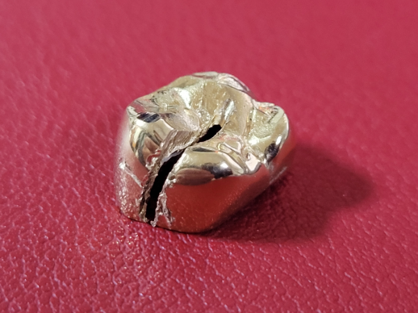 잘라낸 골드 크라운 금니의 겉면 사진