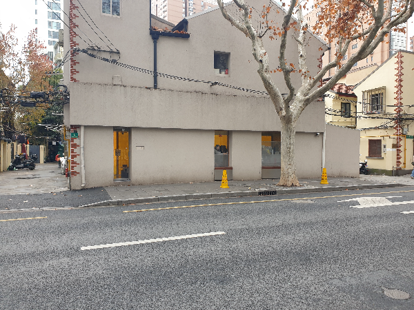 독특한 모양의 카페 외관 노란색 조명이 눈에 띈다.