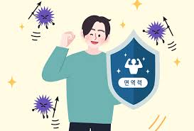 주변에 세균이 떠도는데도 튼튼한 면역력 방패를 들고 활기찬 모습을 하고있는 남성.