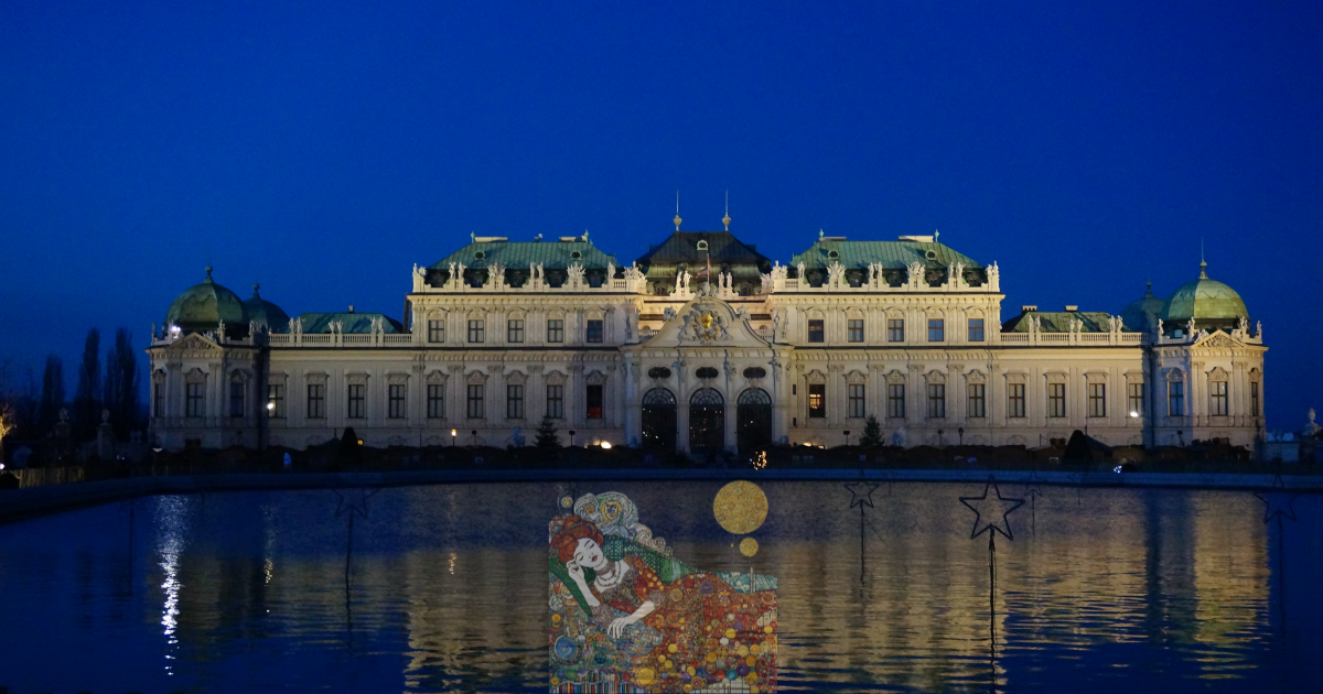 벨베데르상궁 야간 모습