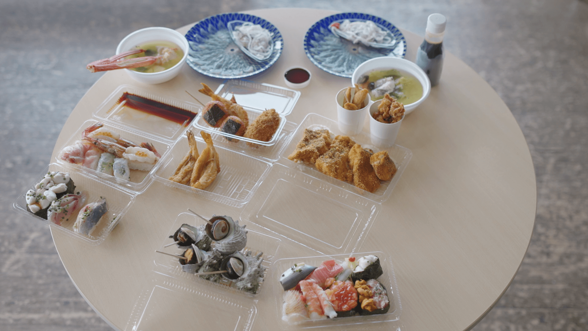 넷플릭스 예능 '미친맛집' 10화 .복어회, 각종 튀김요리, 여러 초밥