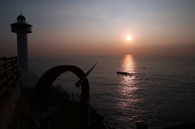 바다 멀리 해가 떠오르는 모습