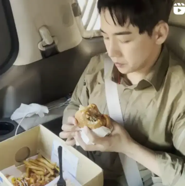 가수-박군-햄버거-먹는-사진