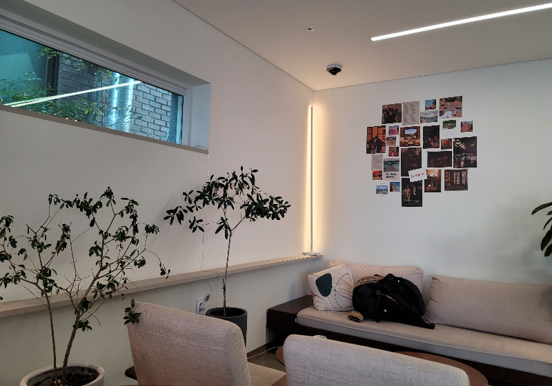 열린 카페 내부 인테리어