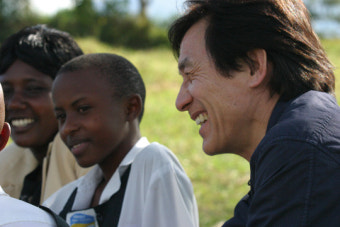 유니세프 친선 활동을 하는 안성기 배우의 모습