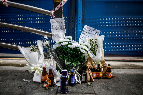 서울 중구 시청역 교차로 인근에서 발생한 차량 인도 돌진사고 현장에 고인을 추모하는 국화꽃과 메세지 등이 놓여 있다. [사진=뉴시스]