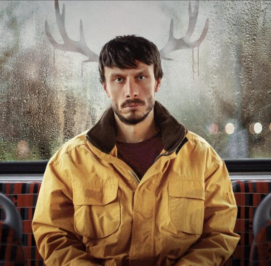 넷플릭스 시리즈 '베이비 레인디어'에서 도니 역을 맡은 리차드 개드 – 버스 안에서 사슴뿔 그림자와 함께 앉아 있는 모습