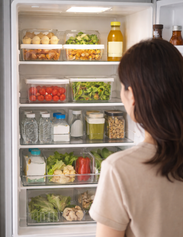 정리된 1인 가구 냉장고 내부를 확인하는 모습