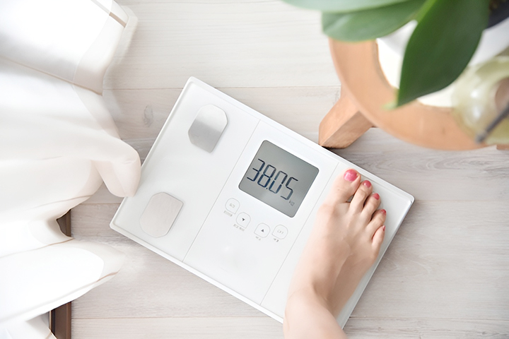 체중을-측정하는-여성