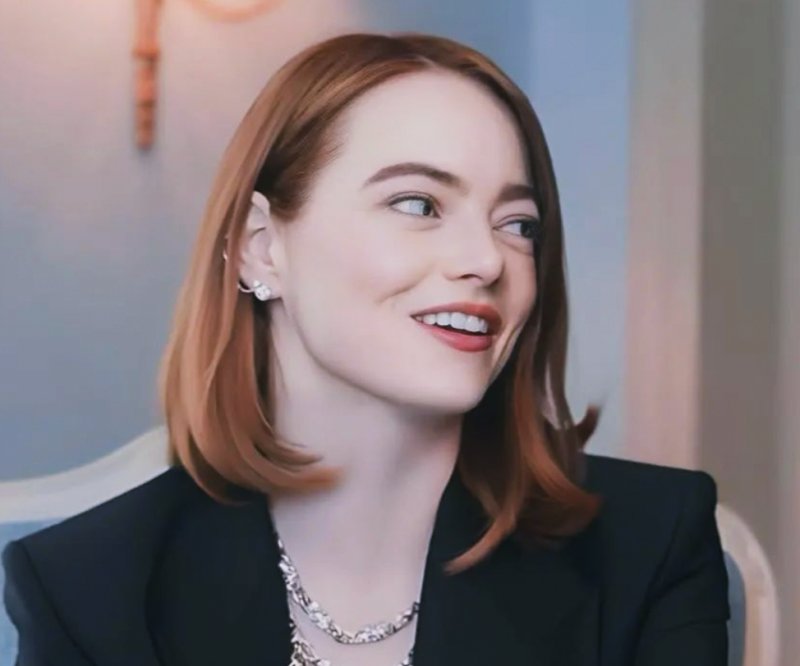 엠마스톤-웃고있는-옆모습