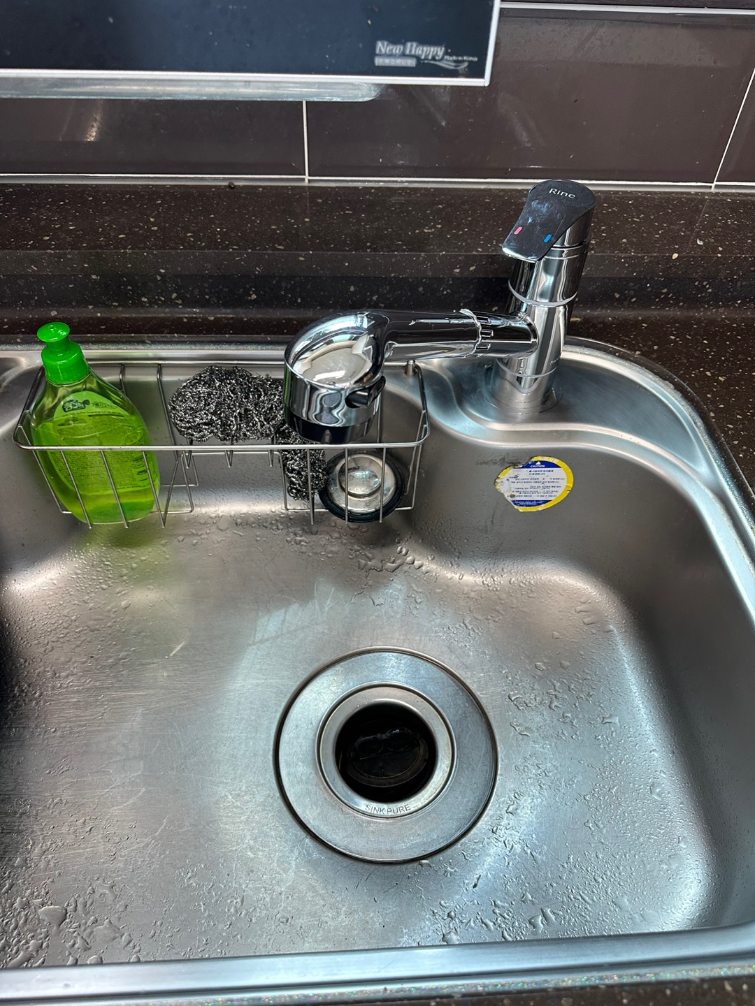 새로 교체된 싱크대 수전의 코브라 줄을 당겨보는 모습