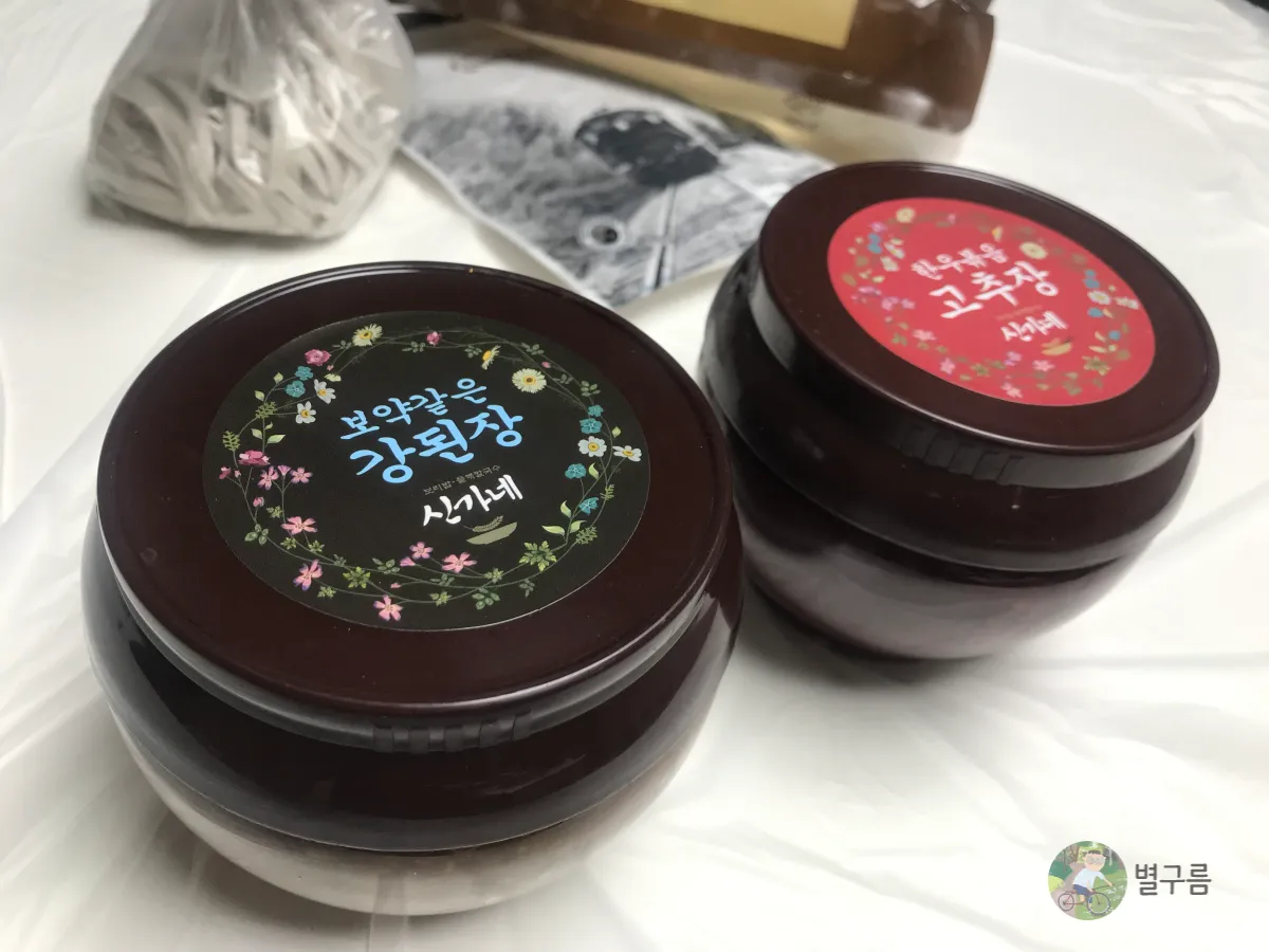 신가네칼국수-강된장-고추장-나란히-있다