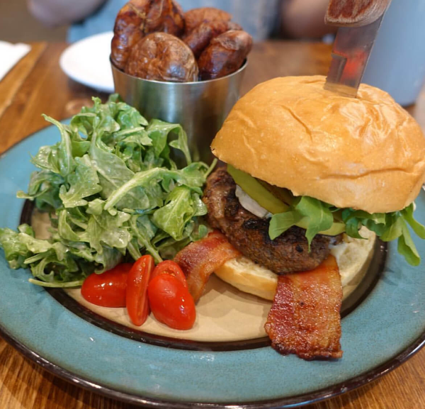 스크래친-키친-앤-미터리-햄버거-사진