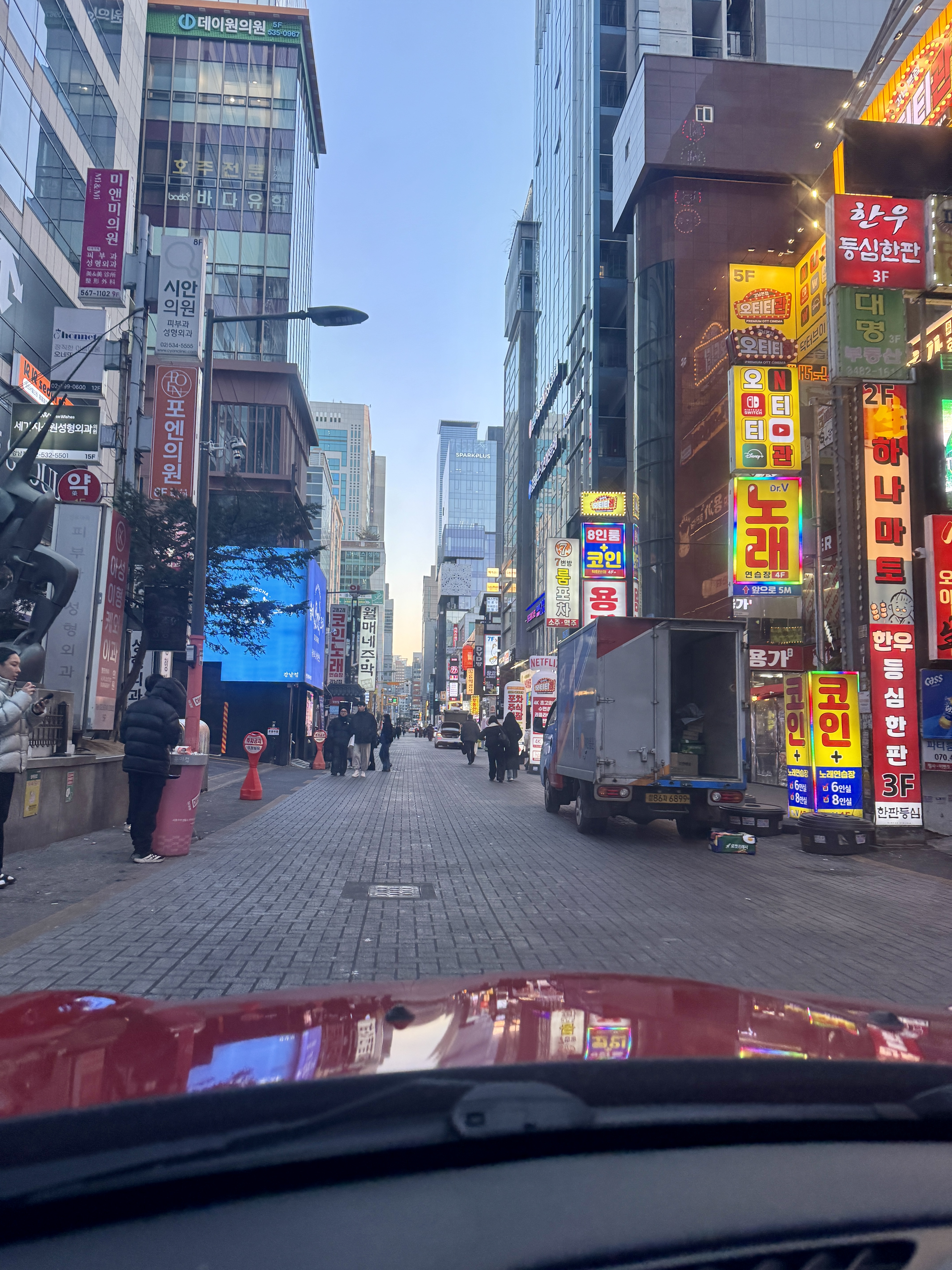 차안에서 바라본 강남역 주변 차랑 사람들 많은 거리 풍경