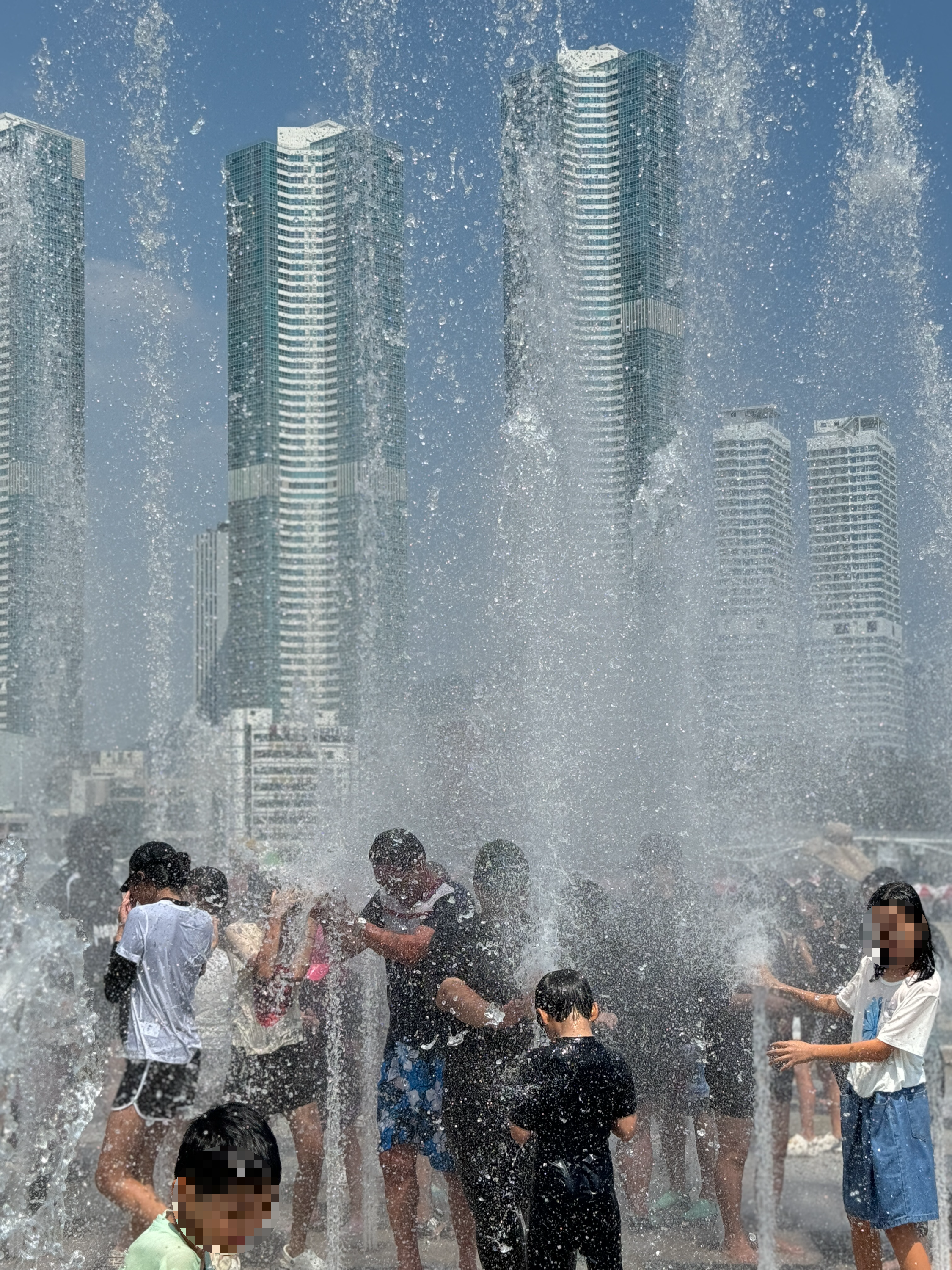부산-송도-해수욕장-중앙광장-바닥분수-즐기는-사람들