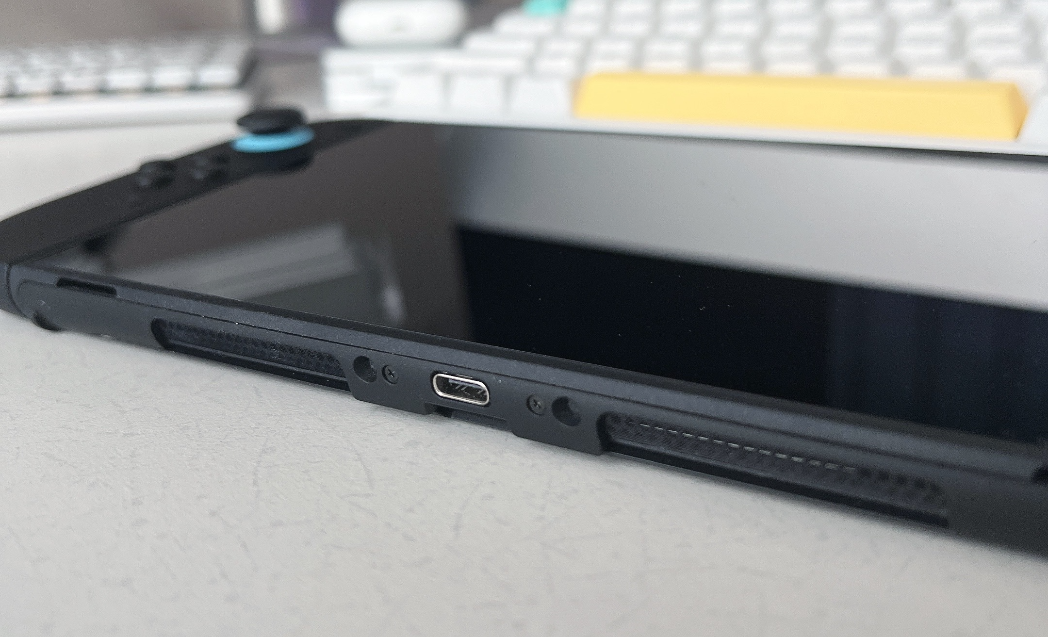 본체 하단 USB-C 포트 사진