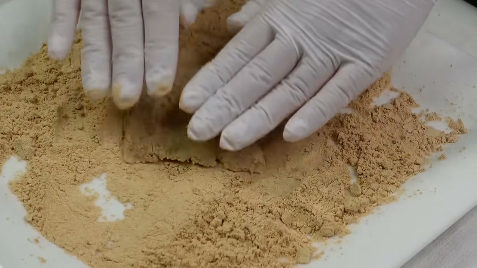 동태포에 볶은 콩가루를 입히는 장면