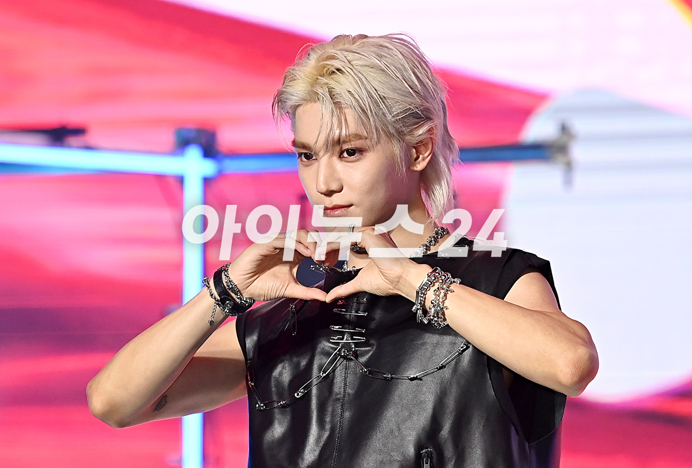 >NCT 멤버 태용이 5일 오후 서울 강남구 논현동 SJ쿤스트할레에서 열린 첫 번째 미니앨범 'SHALALA (샤랼라) 발매 기념 미디어 쇼케이스에서 타이틀곡 '샤랼라' 무대를 선보이고 있다. [사진=곽영래 기자]