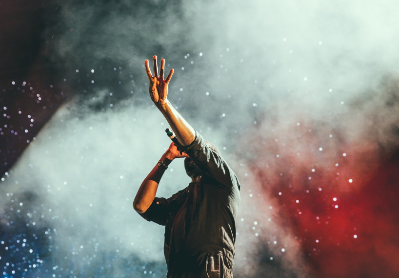 K-pop의 혁신적인 비주얼과 공연