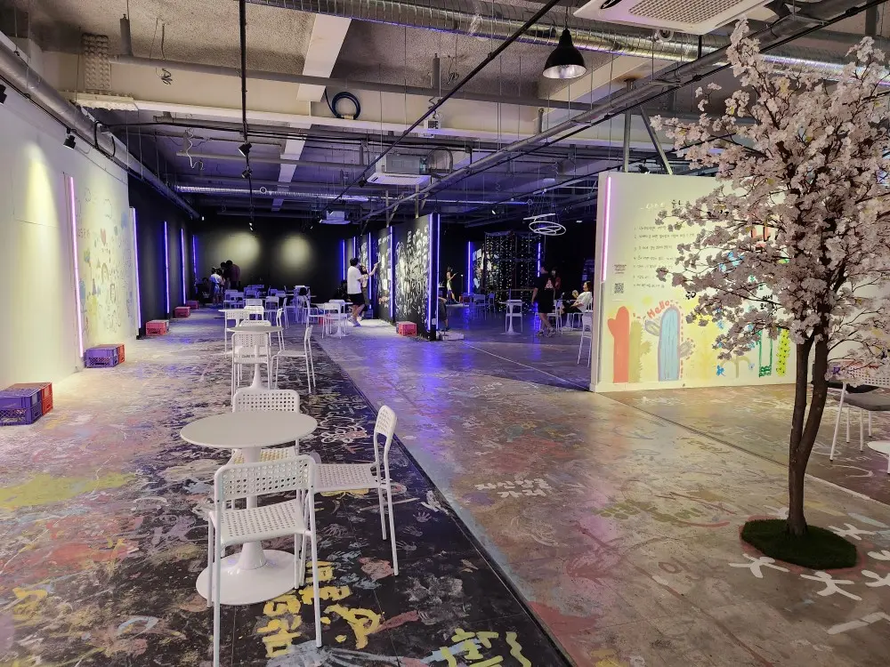 스프레이와 물감이 준비되어 있는 파주 낙서공장 내부 작업 공간