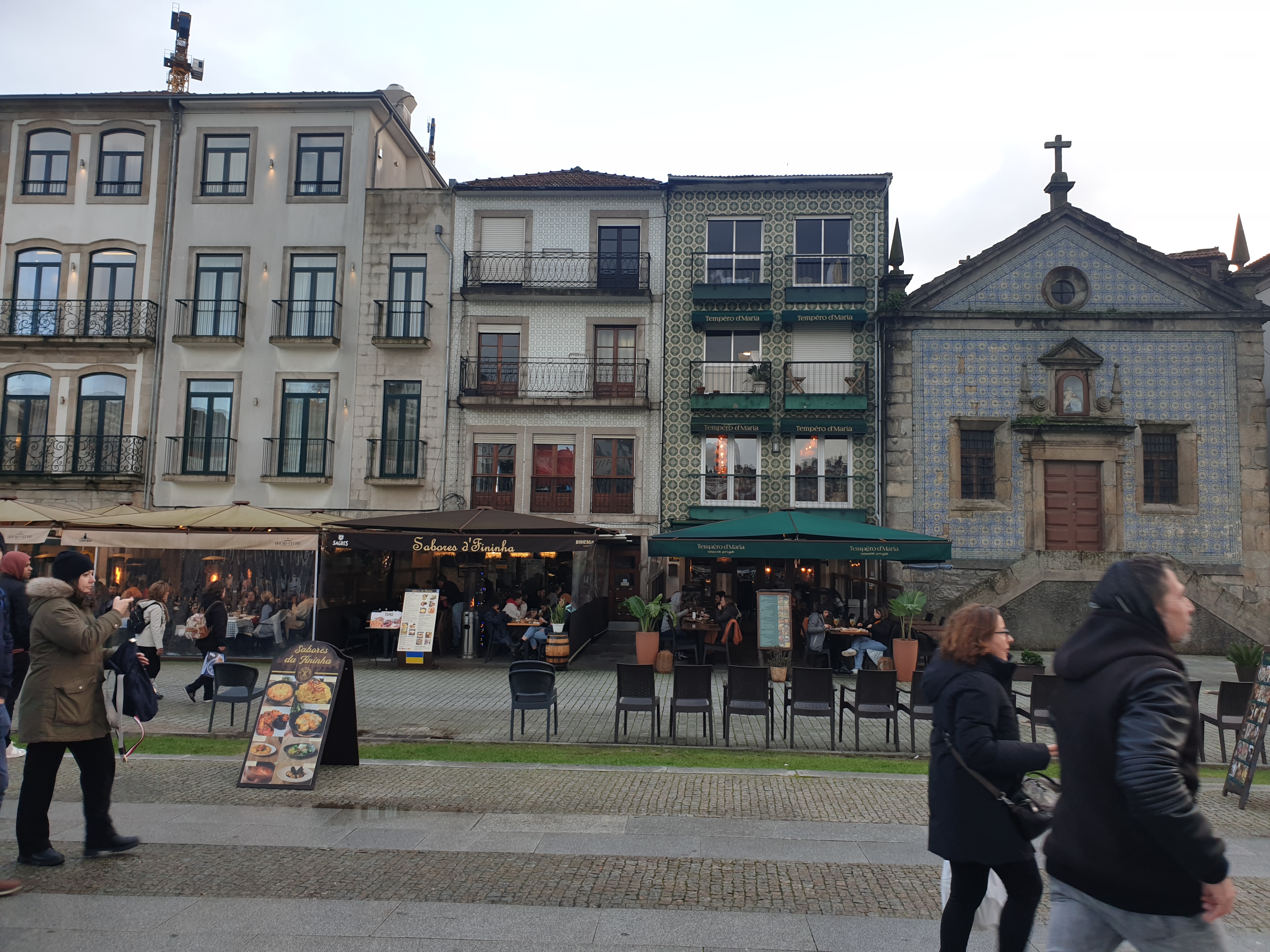 도우루 강변과 식당들