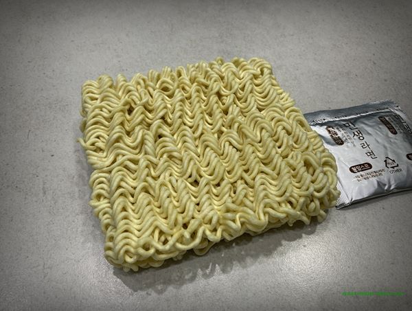 이마트24 i'm e의 민생라면(얼큰한 맛) 팔도 2022년 11월~2023년 2월 면