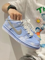 파란-나이키-신발들-들어보는-사람