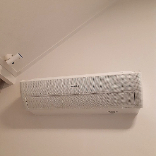 에어컨이 벽에 설치되어 있습니다.