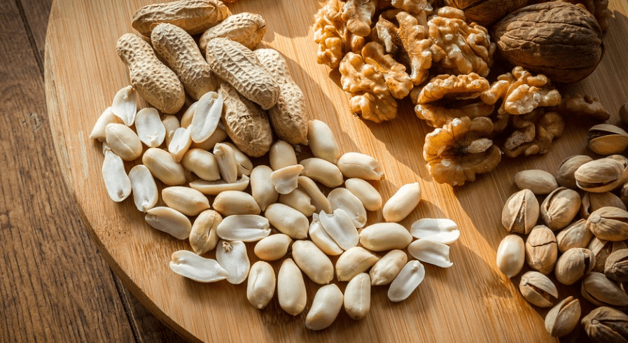 골절에 좋은 음식으로 알려진 여러 가지 견과류가 모여 있다