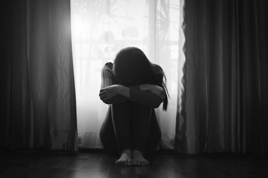 무릎에 얼굴을 묻고 우는 여자 