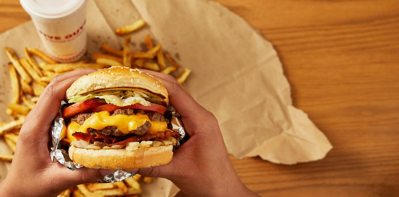 파이브가이즈(Five Guys)**의 치즈버거와 프렌치 프라이