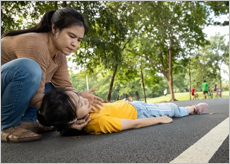 열사병 증상을 보이는 사람들이 쓰려져 있는 이미지