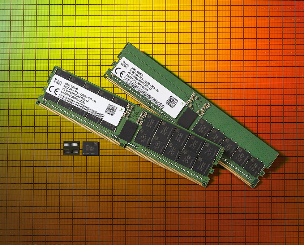 SK하이닉스가 세계최초로 출시한 2세대 10나노급(1ynm) DDR5 D램.