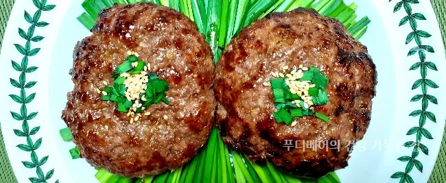 부추위에-플레이팅-된-노릇노릇하게-잘-구워진-떡갈비
