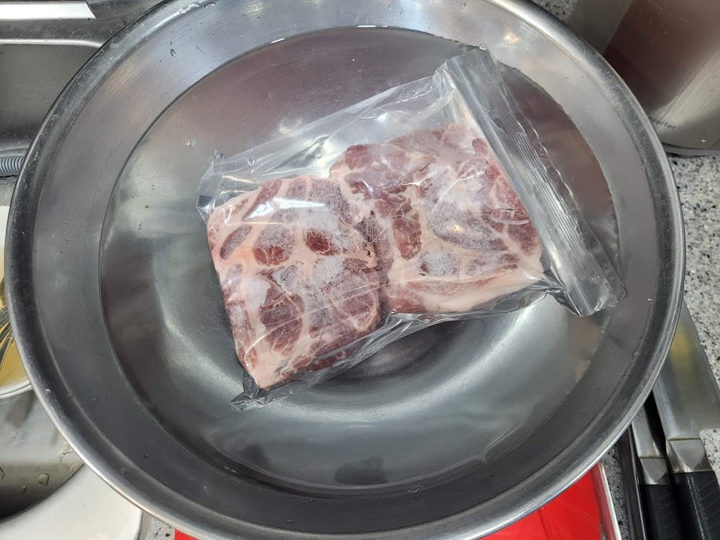 소금물에 해동중인 냉동 삼겹살