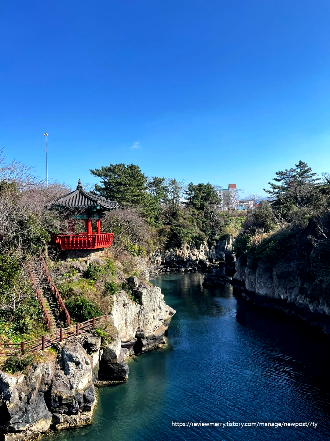 다리에서 본 팔각정 풍경