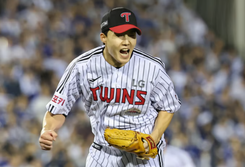 LG 트윈스 임찬규 선수가 마운드에서 역동적인 투구 동작을 선보이며 기세등등한 모습을 보여줍니다. 그의 젊은 에너지가 느껴집니다.