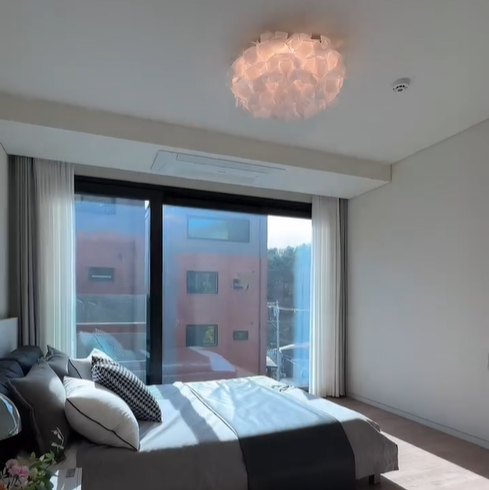 햇살이 가득한 푹신한 침대가 있는 침실