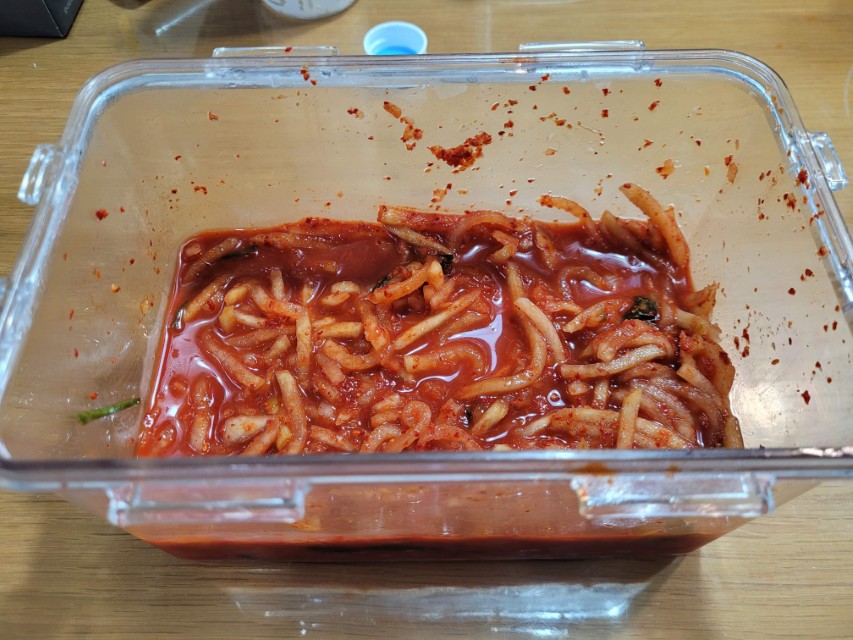 밀폐용기 속 시어버린 무채