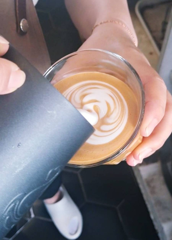 라떼아트 결치기중